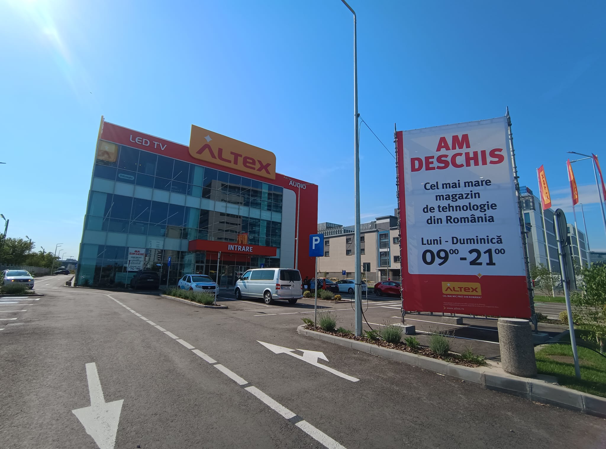 Altex deschide cel mai mare magazin de tehnologie din România