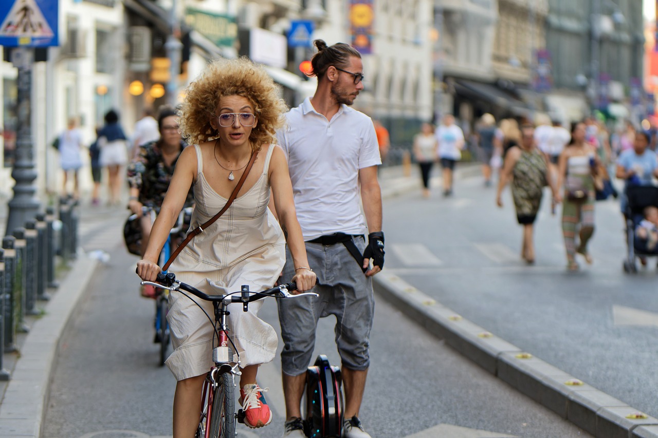 femeie pe bicicleta