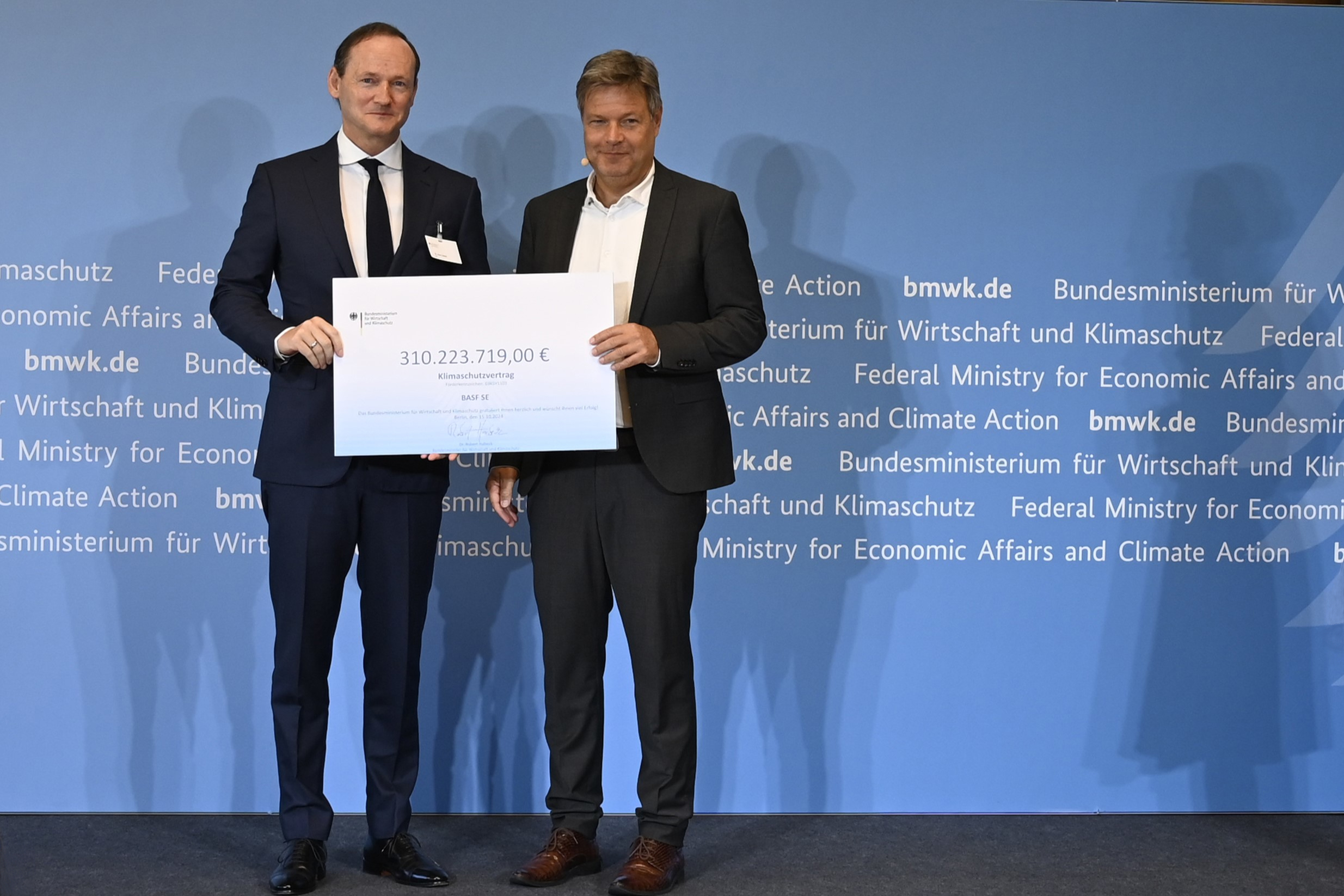 Robert Habeck, Bundesminister für Wirtschaft und Klimaschutz, übergab den Förderbescheid an Uwe Liebelt, Präsident Europäische Verbundstandorte, BASF SE. Foto: BMWK / Andreas Mertens -------- Robert Habeck, Federal Minister for Economic Affairs an